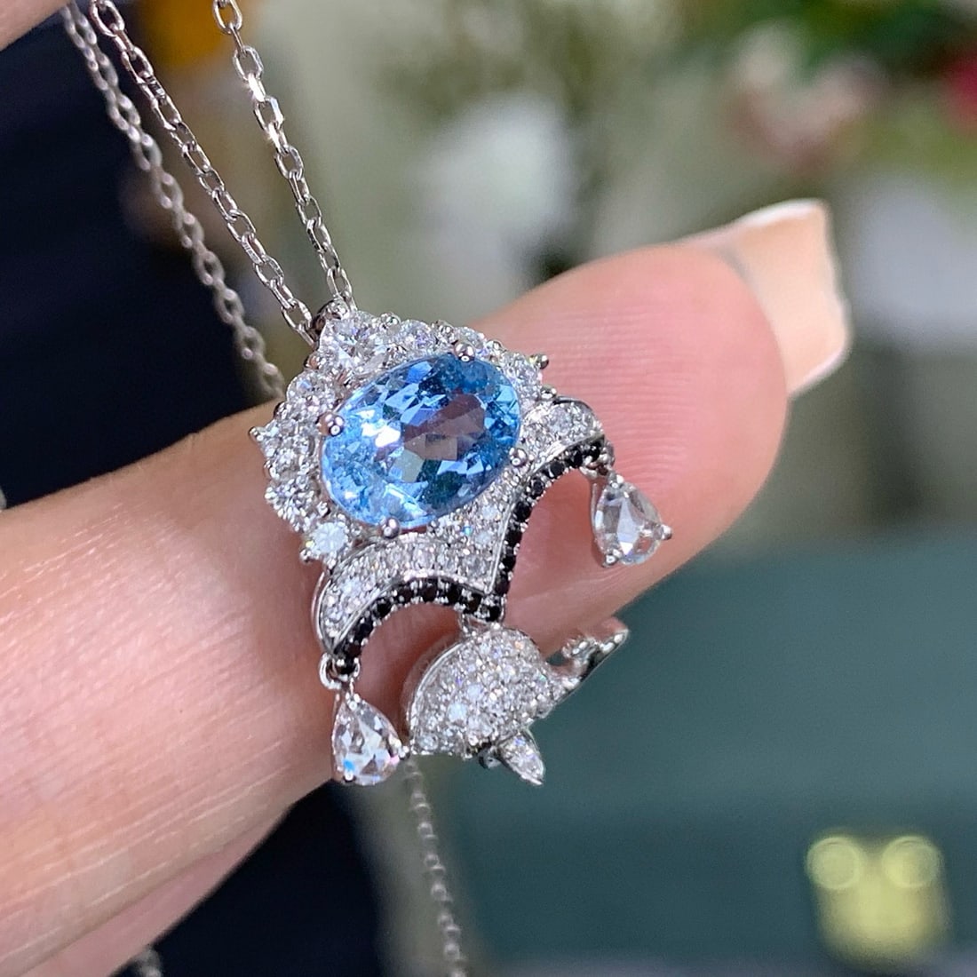 14k Gold 0.92 Ct Natural Aquamarine & Diamond Necklace: Ref:230974141 // gold content:14k gold // main gemstone:aquamarine // shape:oval // carat weight:0. 92ct // color:santa maria color // treatment:natural // // adjacent gemstone 2 : diamond // shape:ro