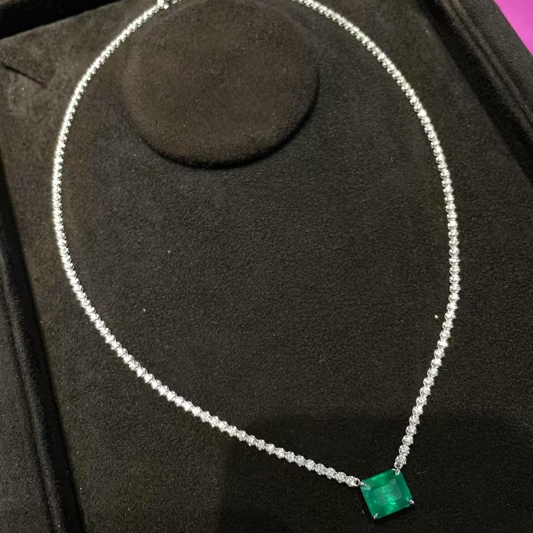 14k Gold 8 Ctw Natural Emerald & Diamond Necklace: Ref:230974207 // gold content:14k gold // main gemstone:emerald // shape:octagonal // carat weight:5ct // color:green // treatment:natural // // adjacent gemstone 2 : diamond // shape:round // carat