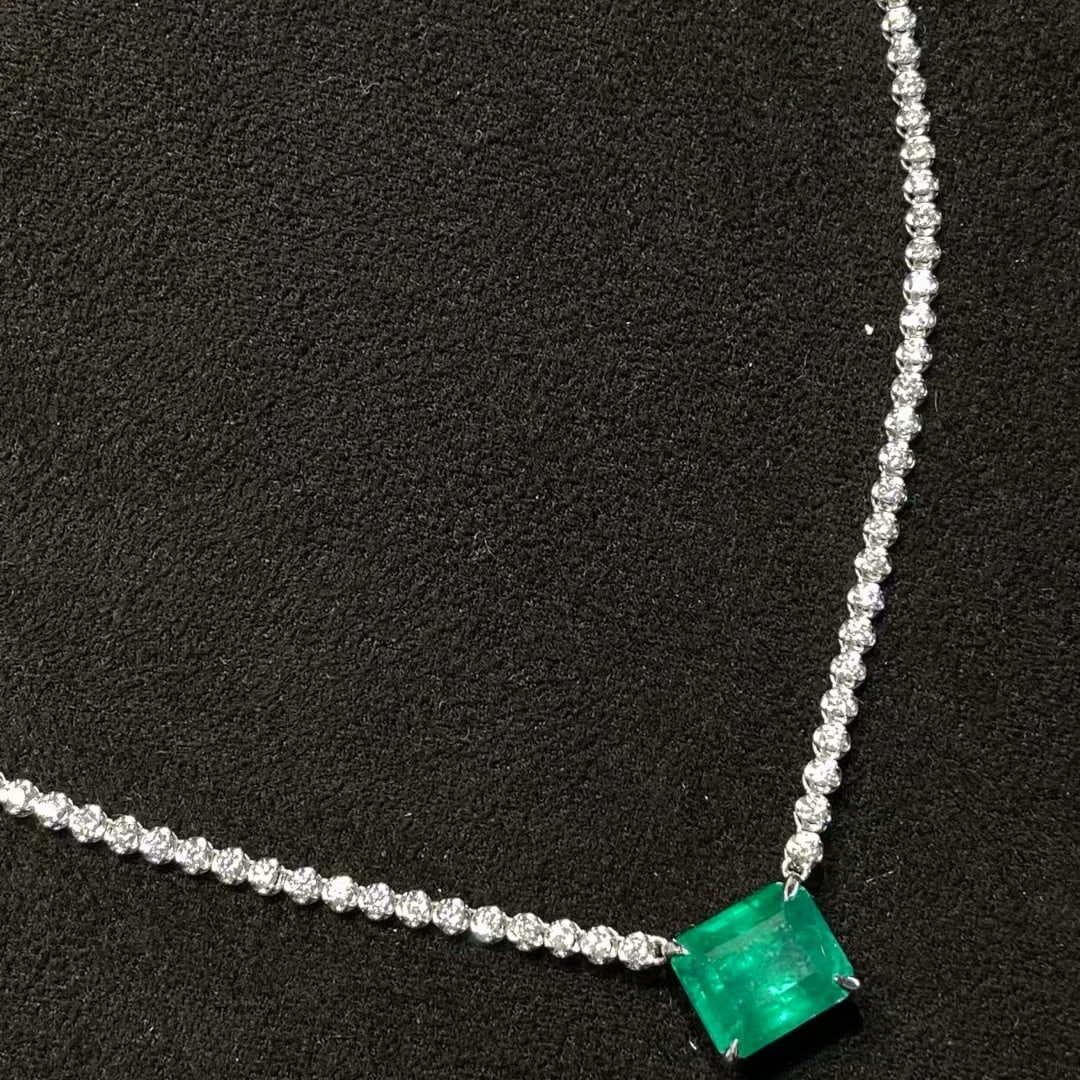14k Gold 8 Ctw Natural Emerald & Diamond Necklace - 2