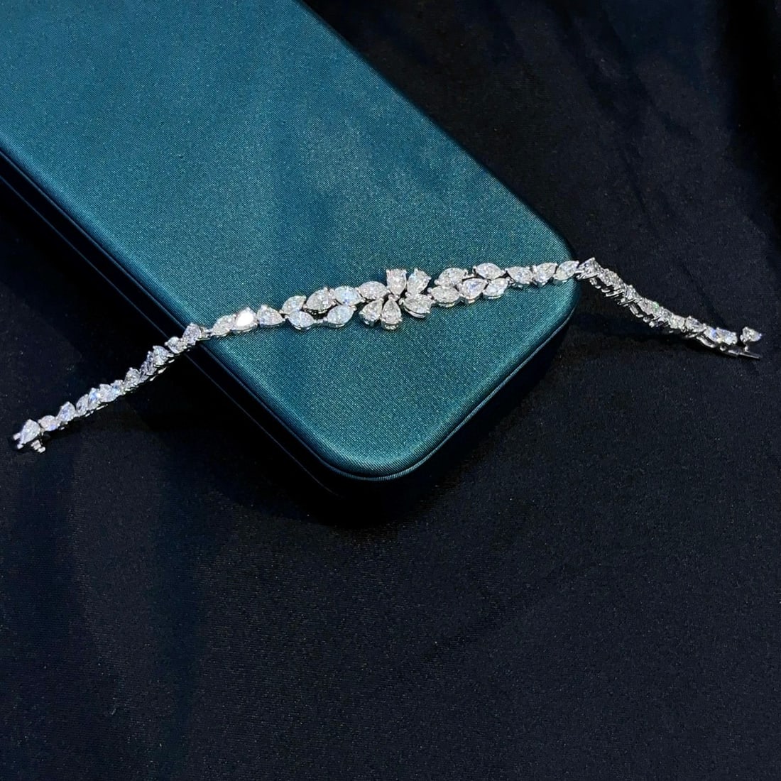 14k Gold 6.76 Ct Natural H Diamond Bracelet: Ref:230974214 // gold content:14k gold // main gemstone:diamond // shape:multiply // carat weight:6. 76ct // clarity grade:vs-si // color:h // treatment:natural // Condition: New Low Estimate: