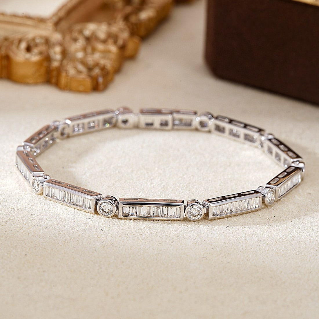 14k Gold 2.47 Ctw Natural H Diamond Bracelet: Ref:230974218 // gold content:14k gold // main gemstone:diamond // shape:baguette // carat weight:1. 76ct // clarity grade:vs-si // color:h // treatment:natural // // adjacent gemstone 2 : diamond //