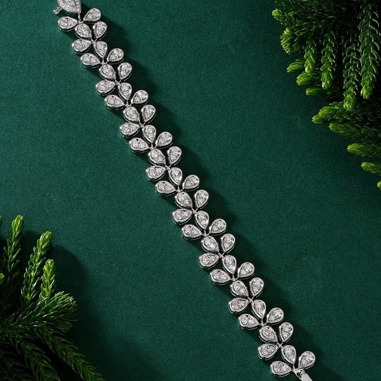 14k Gold 5.31 Ct Natural H Diamond Bracelet: Ref:230974295 // gold content:14k gold // main gemstone:diamond // shape:round // carat weight:5. 31ct // clarity grade:vs-si // color:h // treatment:natural // cut grade:g // Condition: New Low Estim