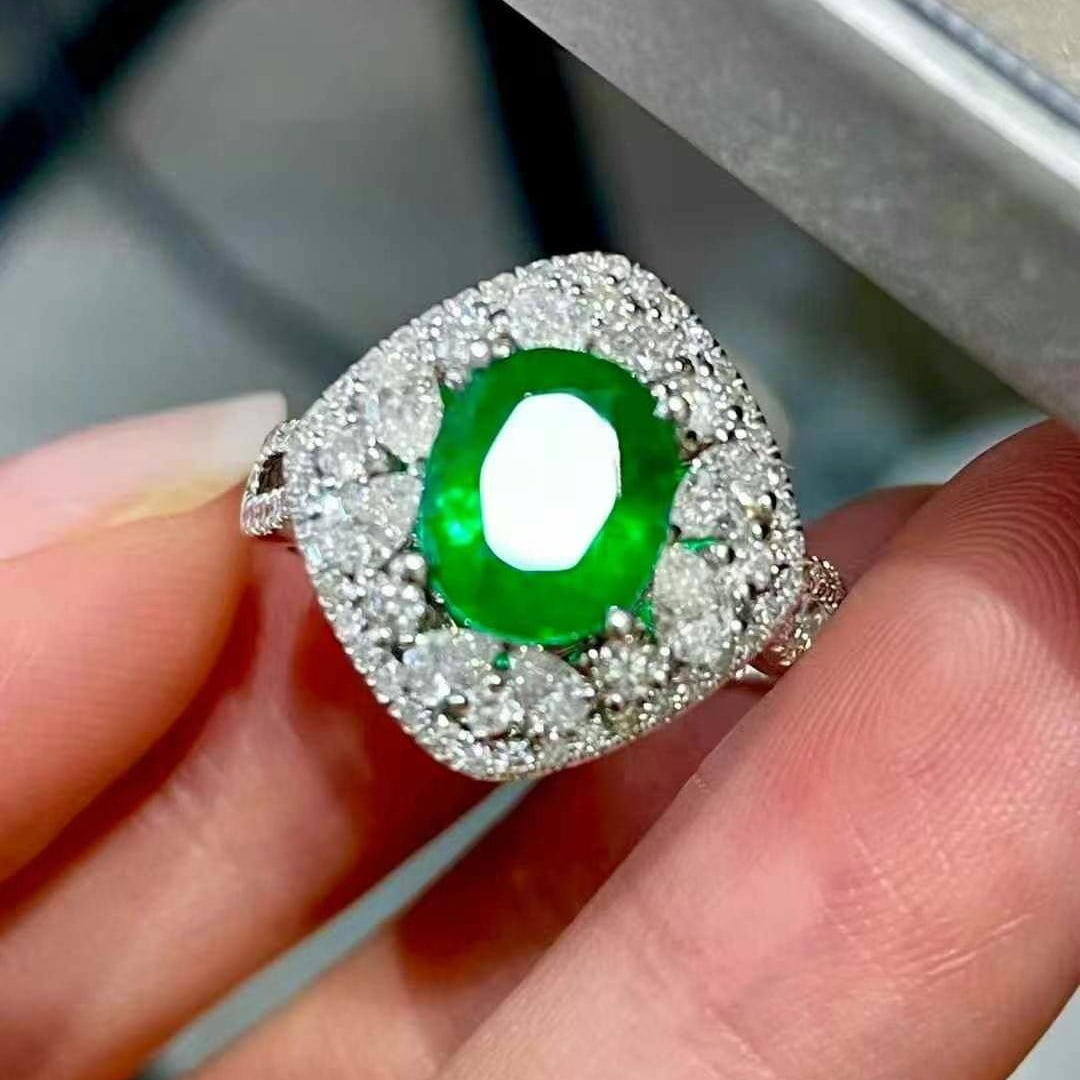 14k Gold 1.6 Ct Vivid Green Natural Emerald & Diamond Ring - 2