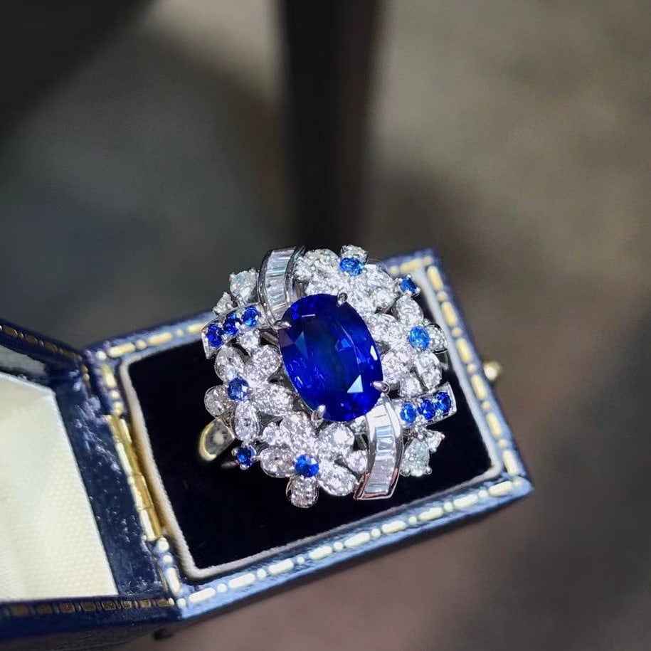 14k Gold 2.86 Ctw Vivid Blue Natural Sapphire & Diamond Ring: Ref:230971212 // gold content:14k gold // ring size:7. 25us // // main gemstone:sapphire // shape:oval // carat weight:2. 37ct // color:vivid blue // treatment:natural // // adjacent gemstone 2 :