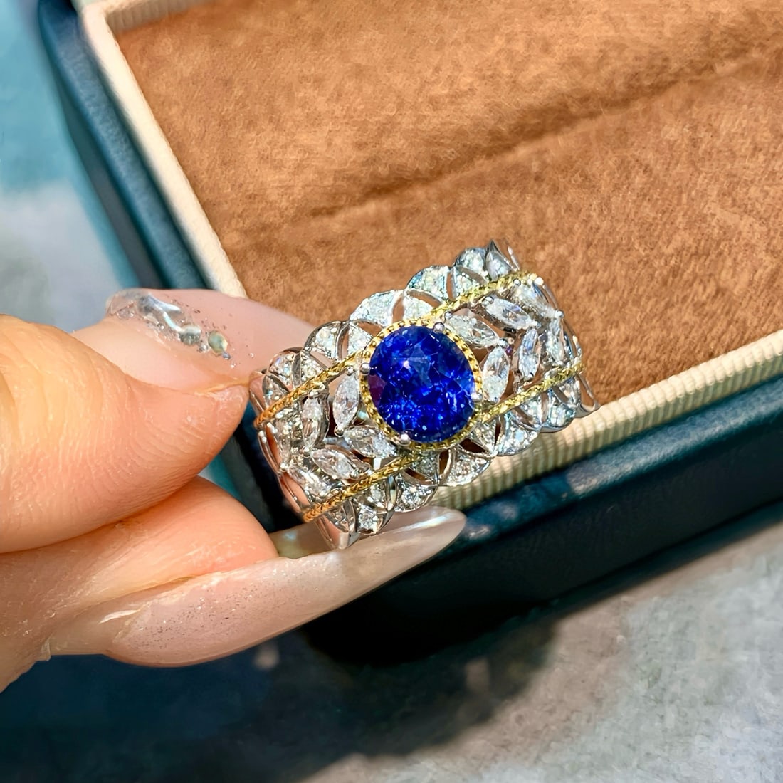 14k Gold 2.29 Ctw Natural Sapphire & Diamond Ring: Ref:230972227 // gold content:14k gold // ring size:7. 25us // // main gemstone:sapphire // shape:oval // carat weight:1. 67ct // color:cornflower blue // treatment:natural // // adjacent gemstone 2