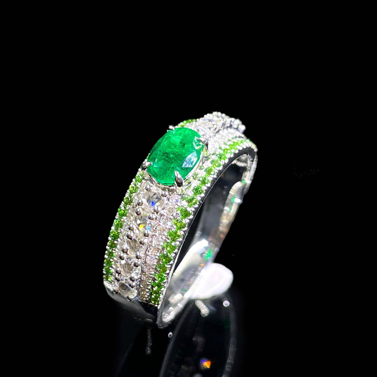 14k Gold 1.20 Ctw Vivid Green Natural Emerald & Diamond Ring: Ref:230975069 // gold content:14k gold // ring size:7. 25us // // main gemstone:emerald // shape:oval // carat weight:0. 62ct // color:vivid green // treatment:natural // // adjacent gemstone 2 :