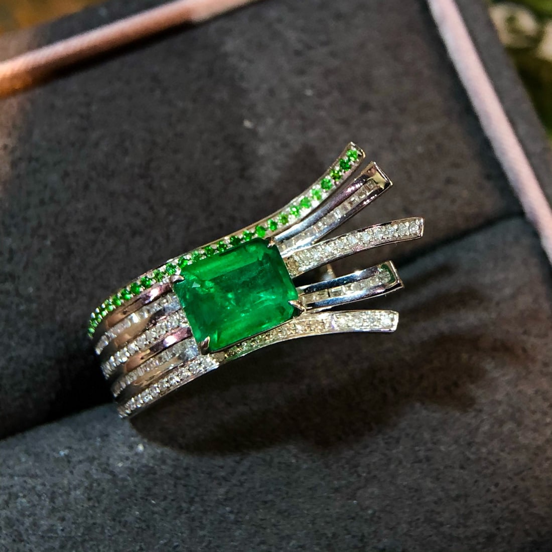 14k Gold 2 Ct Vivid Green Natural Emerald & Diamond Ring: Ref:230975090 // gold content:14k gold // ring size:7. 25us // // main gemstone:emerald // shape:octagonal // carat weight:2ct // color:vivid green // treatment:natural // // adjacent gemstone 2 :