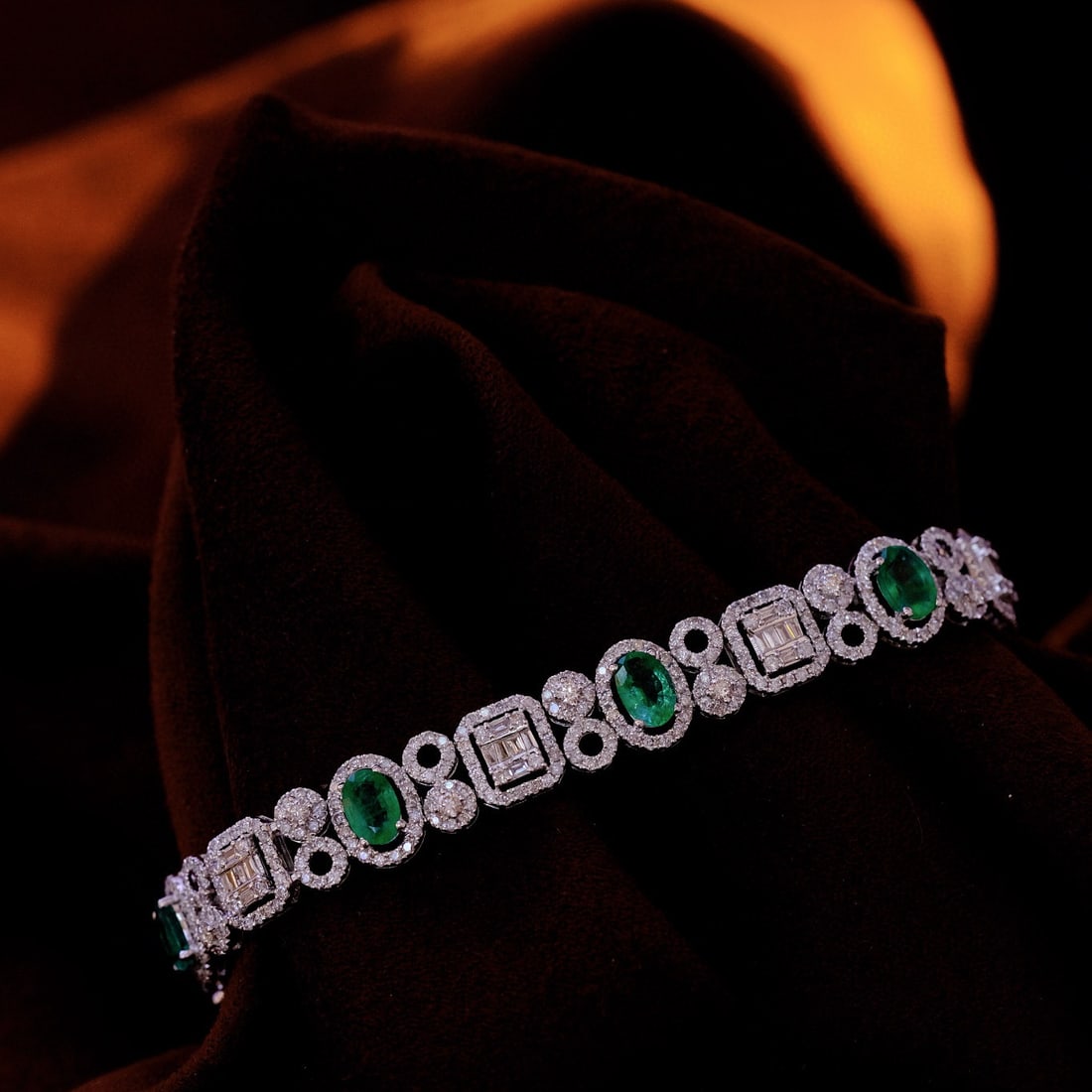14k Gold 8.5 Ctw Vivid Green Natural Emerald & Diamond Bracelet: Ref:230975137 // gold content:14k gold // main gemstone:emerald // shape:oval // carat weight:3. 5ct // color:vivid green // treatment:natural // // adjacent gemstone 2 : diamond // shape:multiply //