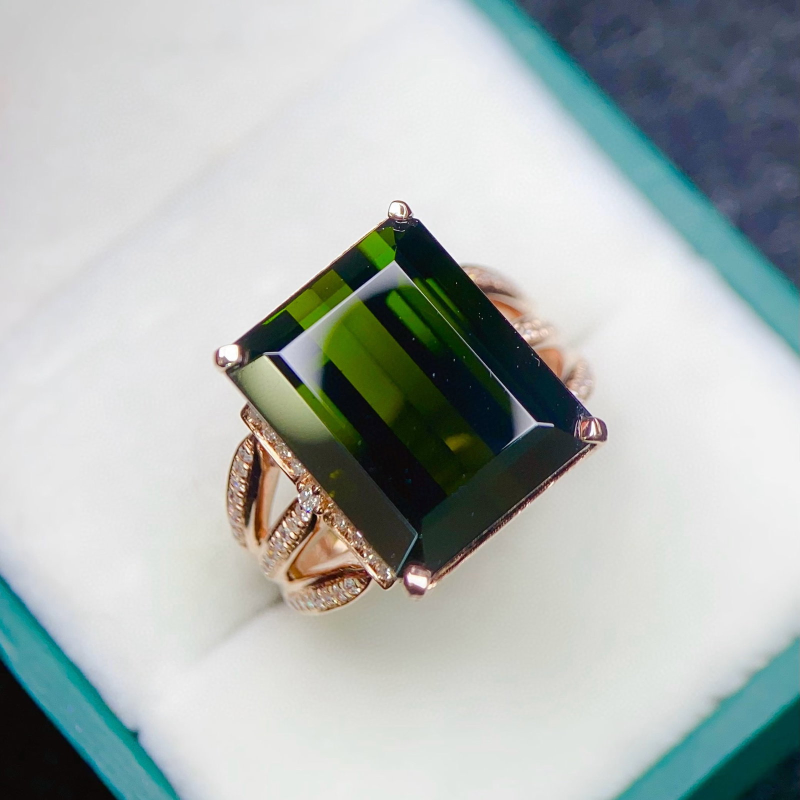 14k Gold 13.05 Ct Natural Tourmaline & Diamond Ring: Ref:230975259 // gold content:14k gold // ring size:7. 25us // // main gemstone:tourmaline // shape:octagonal // carat weight:13. 05ct // color:green // treatment:natural // // adjacent gemstone 2 : d