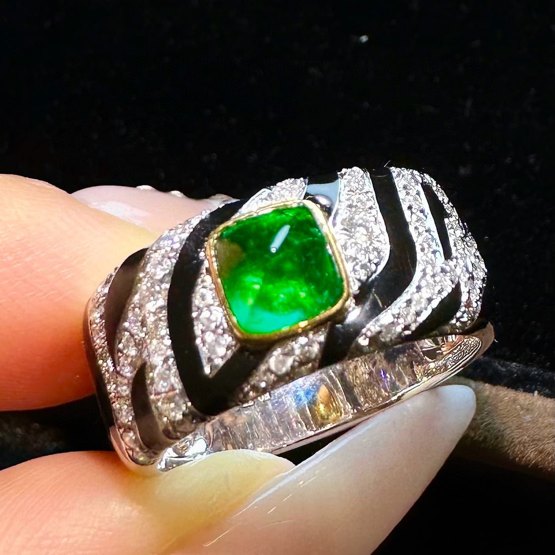 14k Gold 1.11 Ctw Vivid Green Natural Emerald & Diamond Ring: Ref:230976177 // gold content:14k gold // ring size:7. 25us // // main gemstone:emerald // shape:suger-loaf // carat weight:0. 77ct // color:vivid green // treatment:natural // // adjacent gemstone 2
