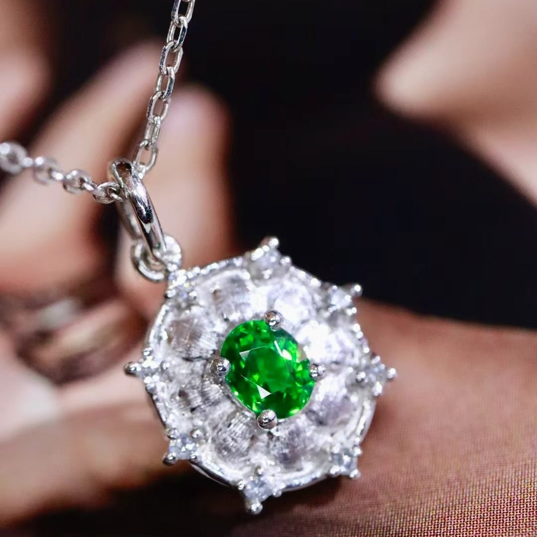 14k Gold 0.30 Ctw Vivid Green Natural Tsavorite & Diamond Pendant( Without Chain ): Ref:230976354 // gold content:14k gold // main gemstone:tsavorite // shape:oval // carat weight:0. 25ct // color:vivid green // treatment:natural // // adjacent gemstone 2 : diamond // shape:round //