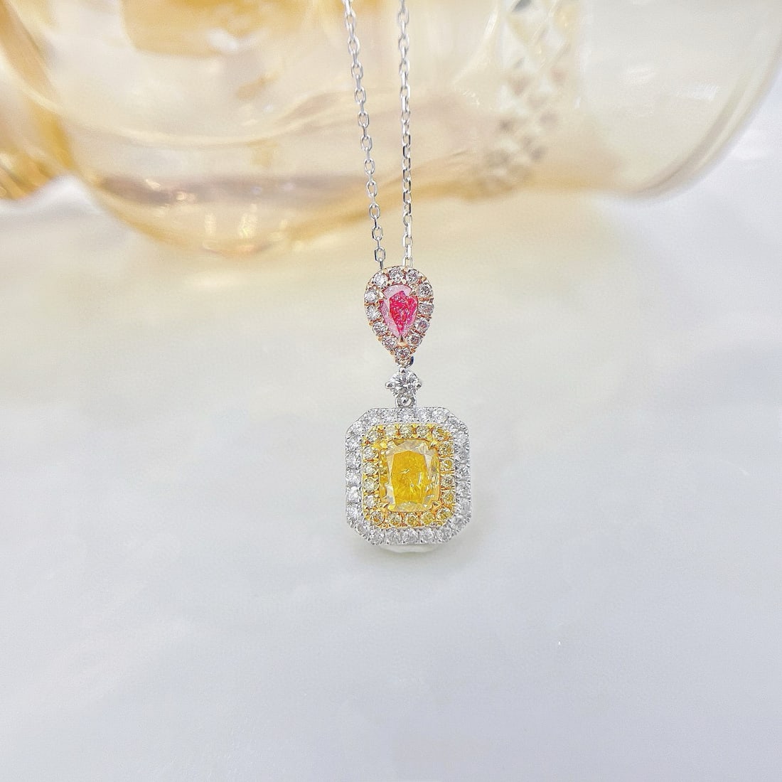 14k Gold 1.19 Ctw Natural Yellow Diamond & Pink Diamond Necklace: Ref:230981017 / / gold content:14k gold / / main gemstone:yellow diamond / / shape:cushion / / carat weight:1. 01ct / / color:yellow / / treatment:natural / / / / adjacent gemstone 2 : pink diamond /