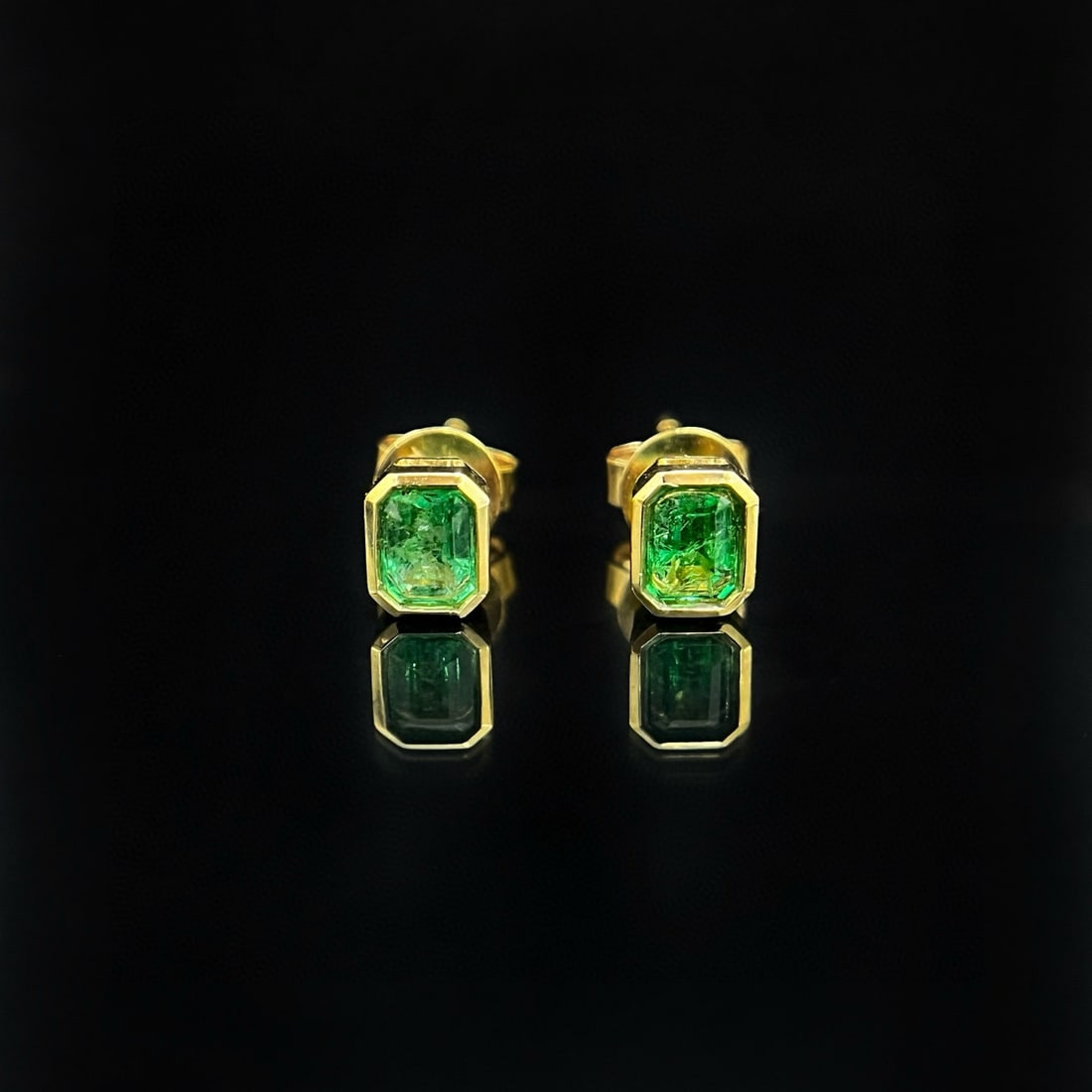 14k Gold 0.38 Ct Natural Emerald Earrings: Ref:230981019 / / gold content:14k gold / / main gemstone:emerald / / shape:octagonal / / carat weight:0. 38ct / / color:green / / treatment:natural / / Condition: New Low Estimate: 1700 High