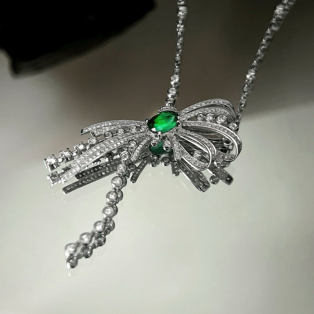 14k Gold 1.30 Ctw Vivid Green Natural Emerald & Diamond Necklace: Ref:230981020 / / gold content:14k gold / / main gemstone:emerald / / shape:oval / / carat weight:0. 53ct / / color:vivid green / / treatment:natural / / / / adjacent gemstone 2 : diamond / /