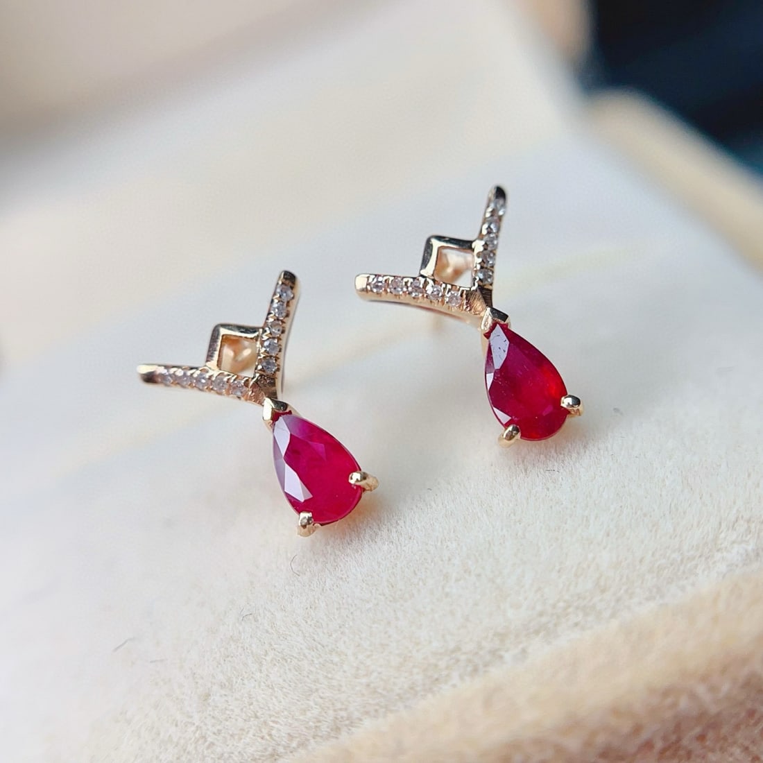14k Gold 0.65 Ct Natural Ruby & Diamond Earrings: Ref:230981027 / / gold content:14k gold / / main gemstone:ruby / / shape:pear / / carat weight:0. 65ct / / color:red / / treatment:natural / / / / adjacent gemstone 2 : diamond / / number of stones:20