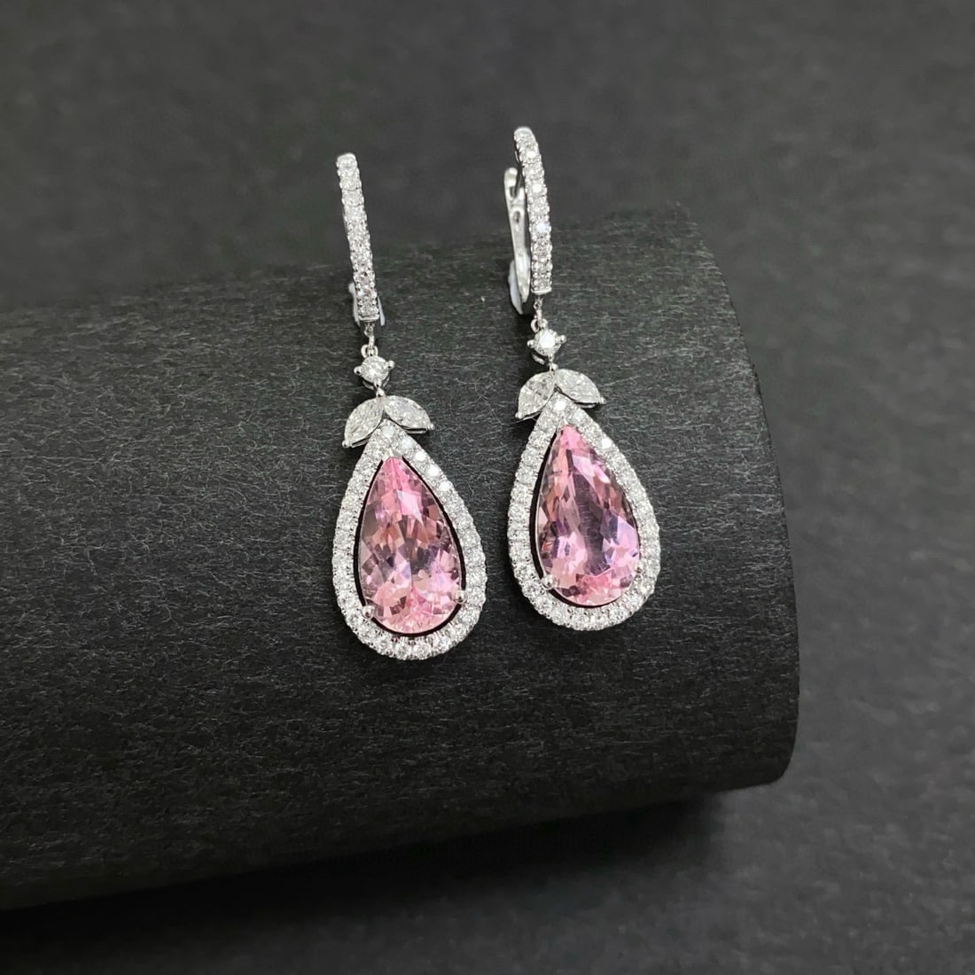 14k Gold 5.10 Ctw Natural Morganite & Diamond Earrings: Ref:230981029 / / gold content:14k gold / / main gemstone:morganite / / shape:pear / / carat weight:4. 18ct / / color:cherry blossom color / / treatment:natural / / / / adjacent gemstone 2 : diamond