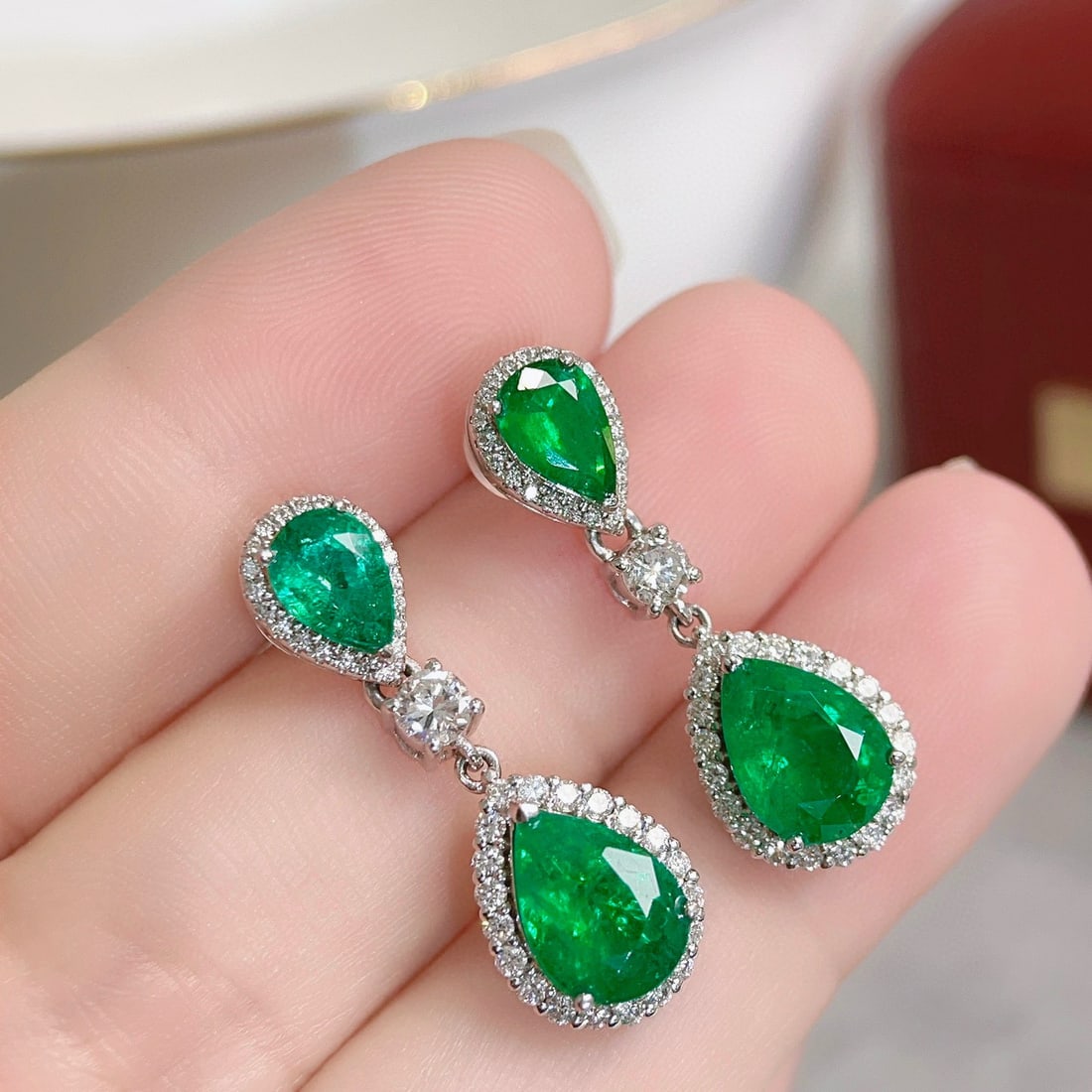14k Gold 4.90 Ctw Vivid Green Natural Emerald & Diamond Earrings: Ref:230981038 / / gold content:14k gold / / main gemstone:emerald / / shape:pear / / carat weight:4. 08ct / / color:vivid green / / treatment:natural / / / / adjacent gemstone 2 : diamond / / shape:ro
