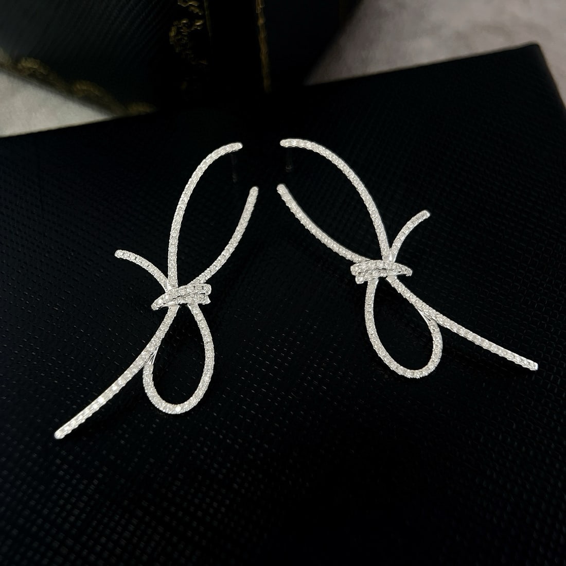 14k Gold 0.56 Ct Natural H Diamond Earrings: Ref:230981041 / / gold content:14k gold / / main gemstone:diamond / / shape:round / / carat weight:0. 56ct / / clarity grade:vs-si / / color:h / / treatment:natural / / cut grade:g / / High Estimate: