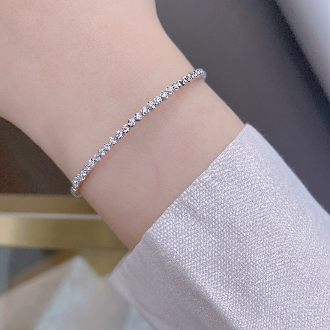 14k Gold 0.39 Ct Natural H Diamond Bangle - 4