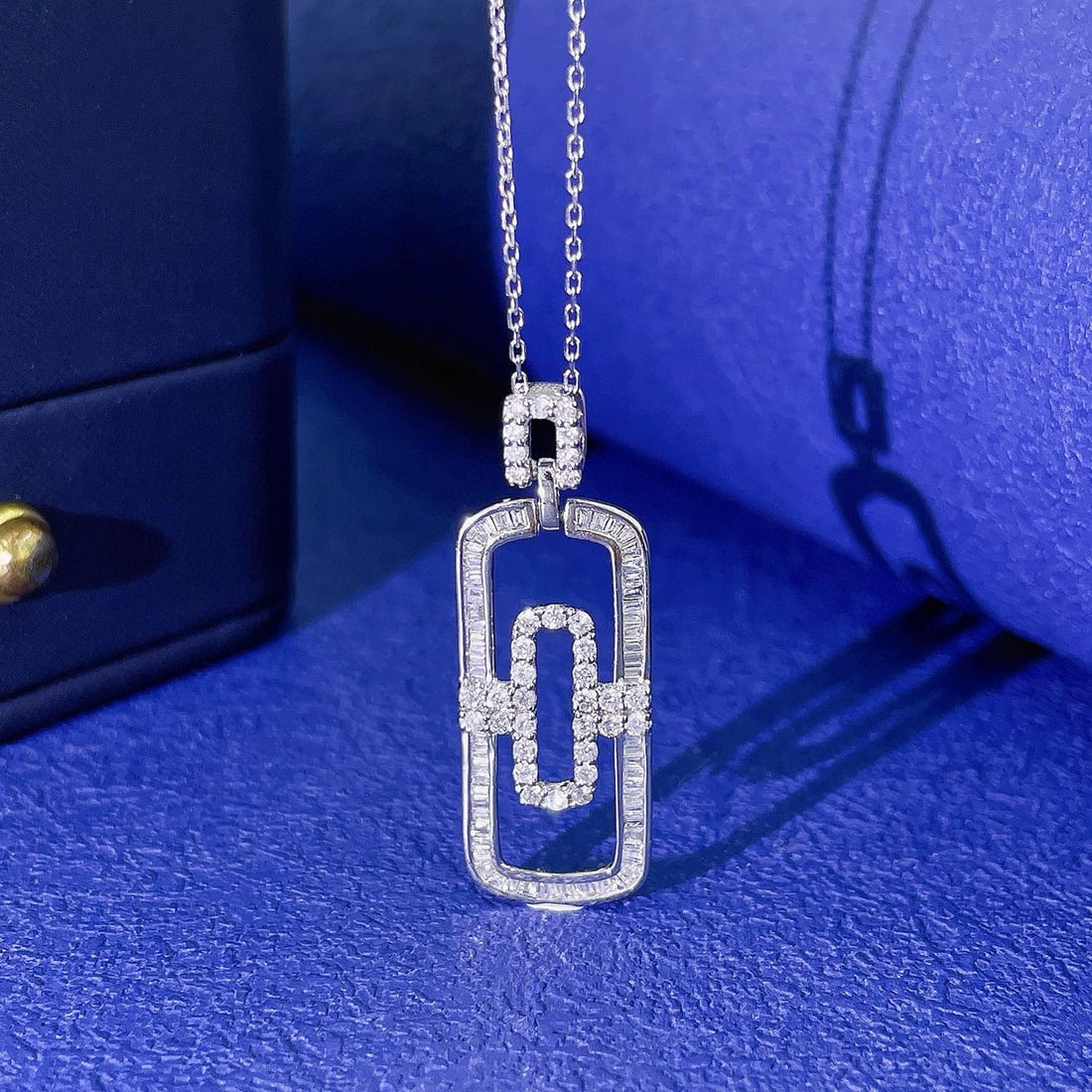 14k Gold 0.49 Ctw Natural H Diamond Necklace: Ref:230981049 / / gold content:14k gold / / main gemstone:diamond / / shape:baguette / / carat weight:0. 23ct / / clarity grade:vs-si / / color:h / / treatment:natural / / / / adjacent gemstone 2 :