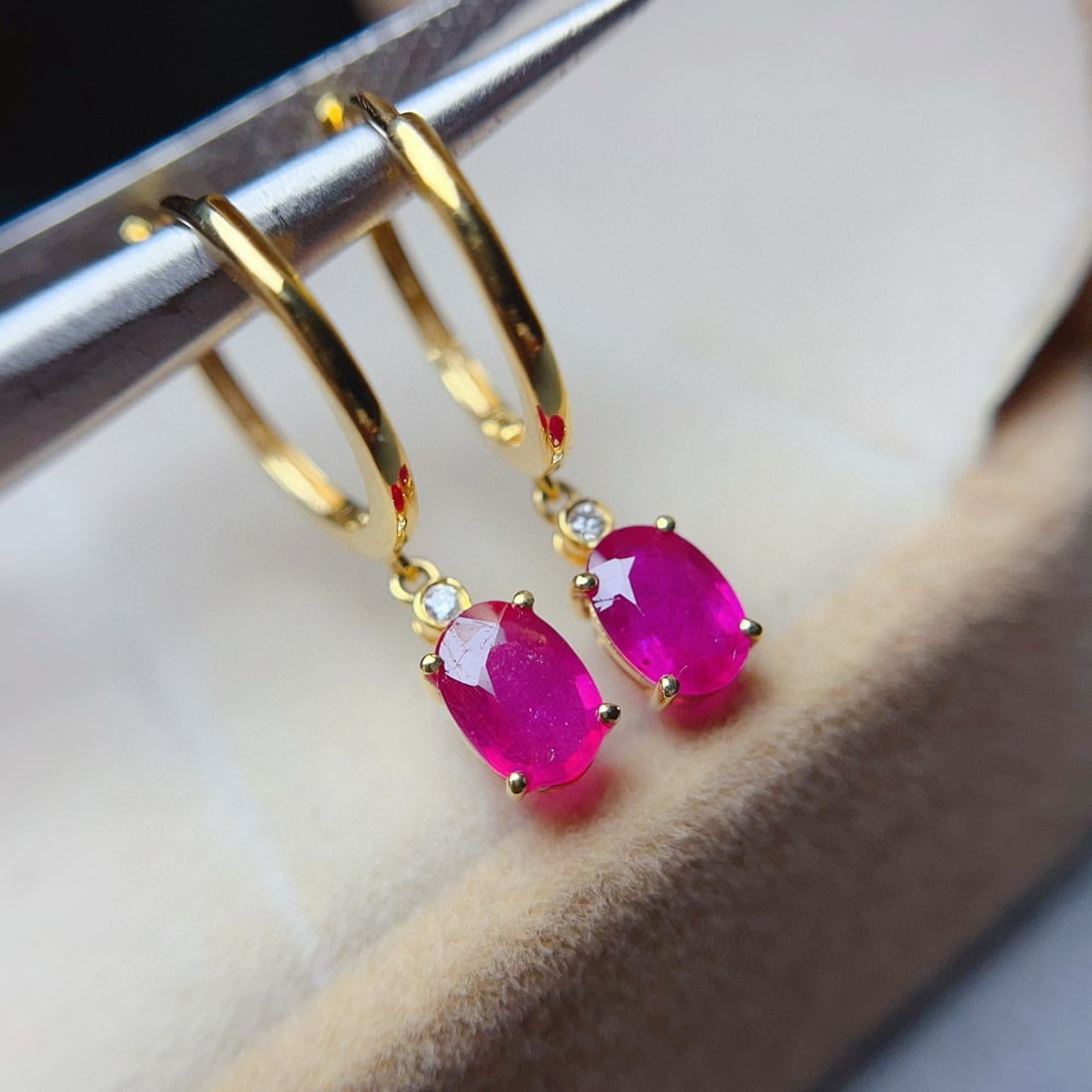 14k Gold 1.50 Ct Natural Ruby & Diamond Earrings: Ref:230981051 / / gold content:14k gold / / main gemstone:ruby / / shape:oval / / carat weight:1. 50ct / / color:red / / treatment:natural / / / / adjacent gemstone 2 : diamond / / number of stones:2 