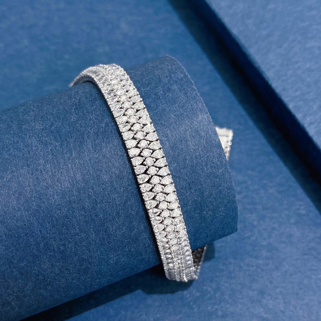 14k Gold 9 Ct Natural H Diamond Bracelet: Ref:230981056 / / gold content:14k gold / / main gemstone:diamond / / shape:multiply / / carat weight:9ct / / clarity grade:vs-si / / color:h / / treatment:natural / / Condition: New Low Estimate: