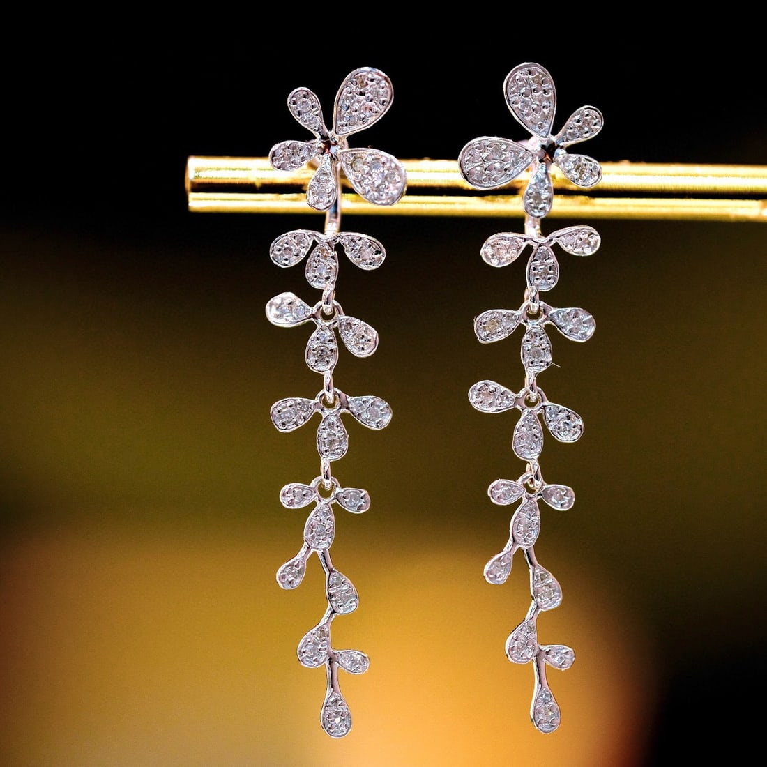 14k Gold 0.4 Ct Natural H Diamond Earrings: Ref:230981063 / / gold content:14k gold / / main gemstone:diamond / / shape:round / / carat weight:0. 4ct / / clarity grade:vs-si / / color:h / / treatment:natural / / cut grade:g / / High Estimate: