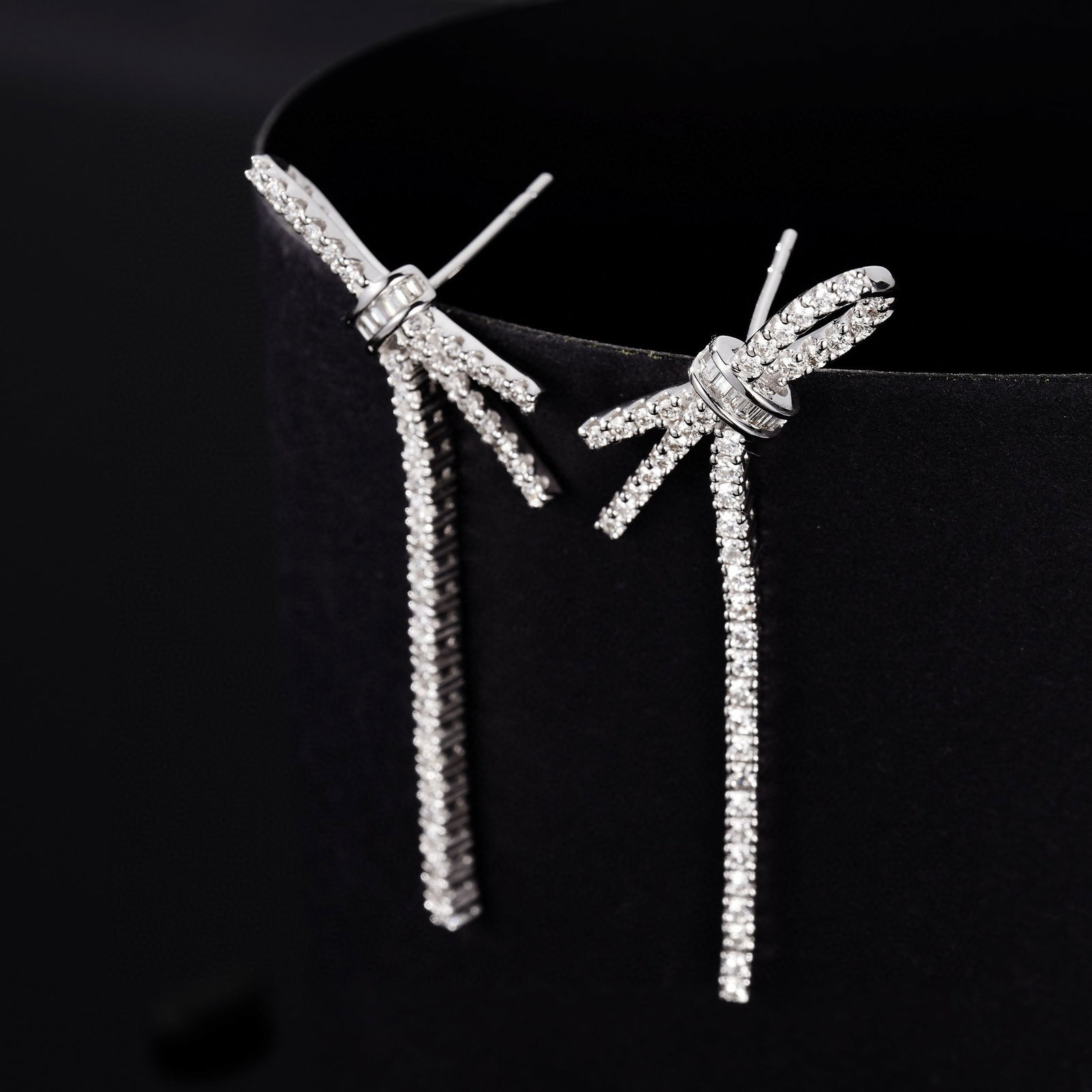 14k Gold 0.95 Ctw Natural H Diamond Earrings: Ref:230981075 / / gold content:14k gold / / main gemstone:diamond / / shape:baguette / / carat weight:0. 08ct / / clarity grade:vs-si / / color:h / / treatment:natural / / / / adjacent gemstone 2 :