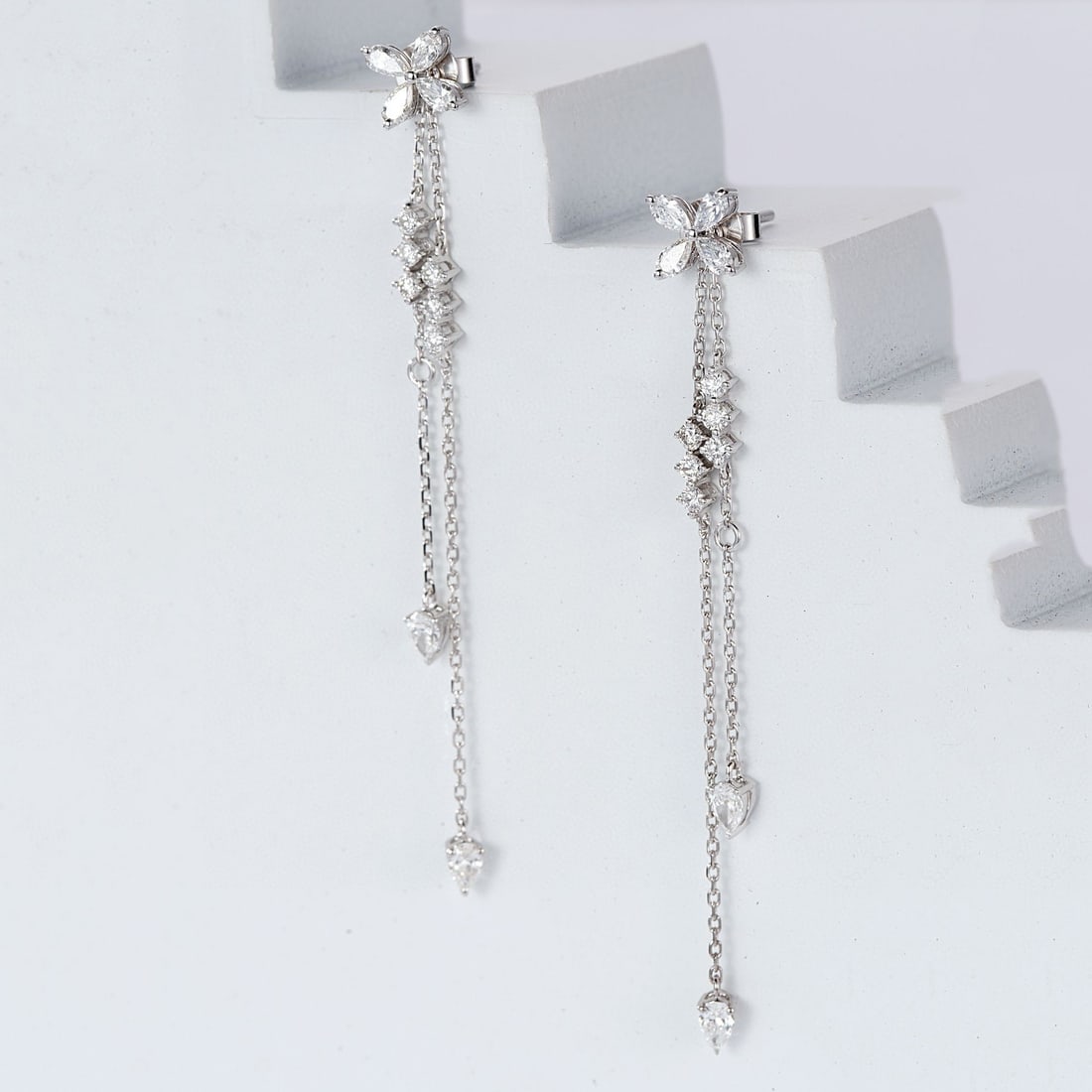 14k Gold 0.93 Ctw Natural H Diamond Earrings: Ref:230981080 / / gold content:14k gold / / main gemstone:diamond / / shape:pear / / carat weight:0. 66ct / / clarity grade:vs-si / / color:h / / treatment:natural / / / / adjacent gemstone 2 : diamon