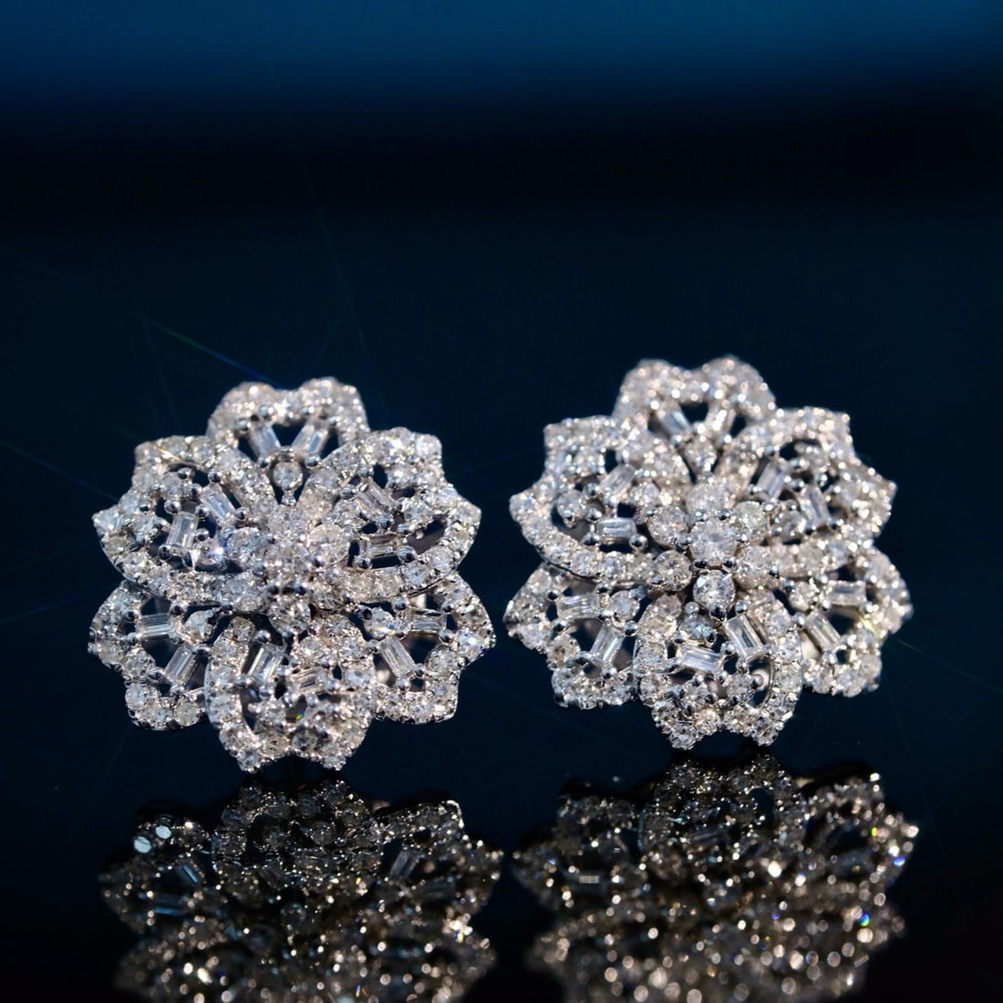 14k Gold 0.9 Ct Natural H Diamond Earrings: Ref:230981088 / / gold content:14k gold / / main gemstone:diamond / / shape:multiply / / carat weight:0. 9ct / / clarity grade:vs-si / / color:h / / treatment:natural / / High Estimate: 3100 Low
