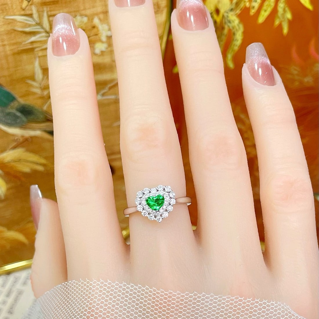 14k Gold 0.60 Ctw Vivid Green Natural Emerald & Diamond Ring - 3