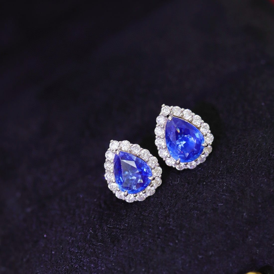 14k Gold 1.80 Ctw Natural Sapphire & Diamond Earrings: Ref:230981096 / / gold content:14k gold / / main gemstone:sapphire / / shape:pear / / carat weight:1. 42ct / / color:blue / / treatment:natural / / / / adjacent gemstone 2 : diamond / / shape:round /