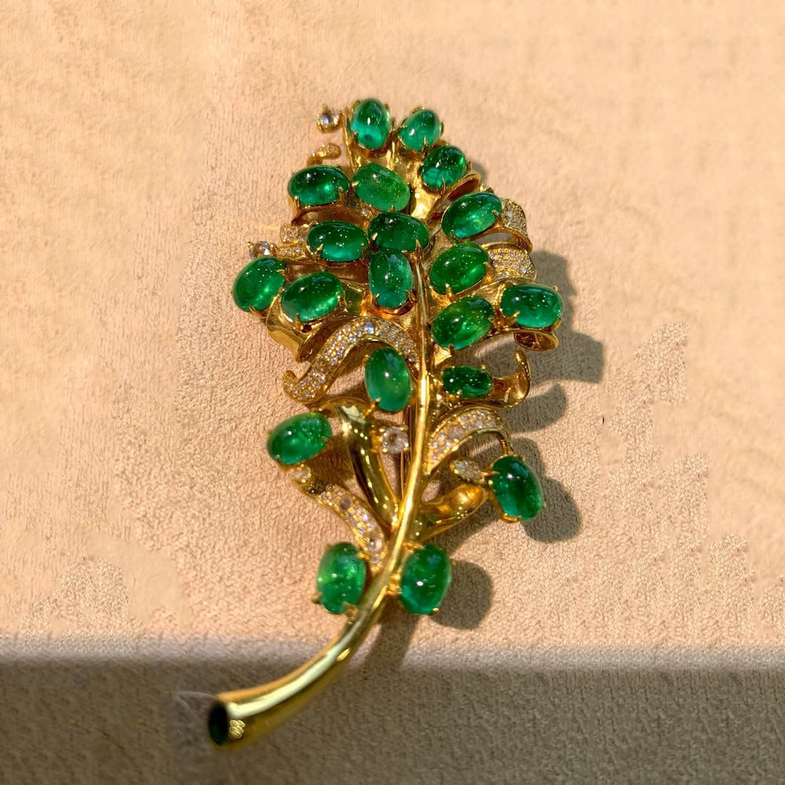 14k Gold 16.28 Ct Vivid Green Natural Emerald & Diamond Brooch: Ref:230981097 / / gold content:14k gold / / main gemstone:emerald / / shape:oval / / carat weight:16. 28ct / / color:vivid green / / treatment:natural / / / / adjacent gemstone 2 : diamond / /