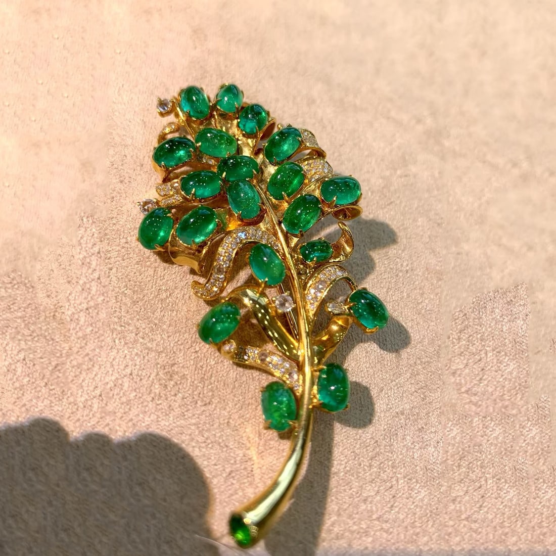 14k Gold 16.28 Ct Vivid Green Natural Emerald & Diamond Brooch - 2