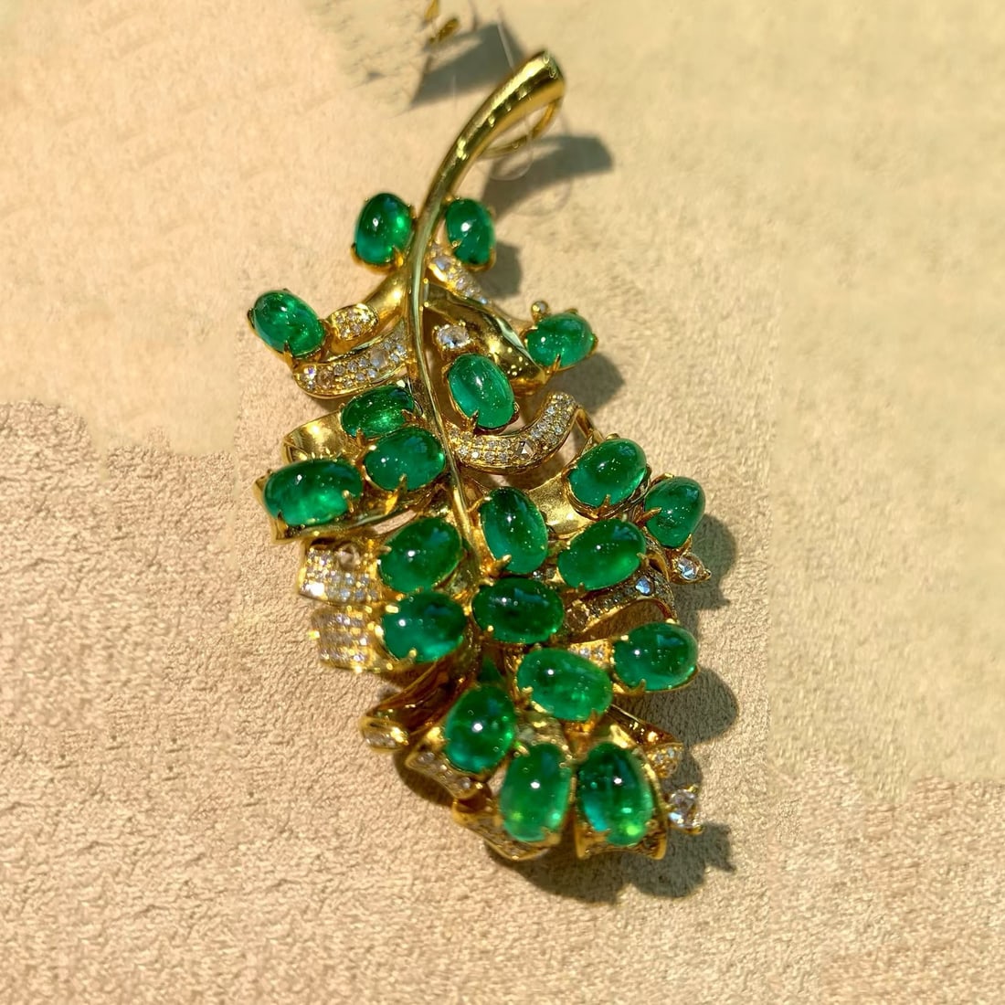 14k Gold 16.28 Ct Vivid Green Natural Emerald & Diamond Brooch - 3