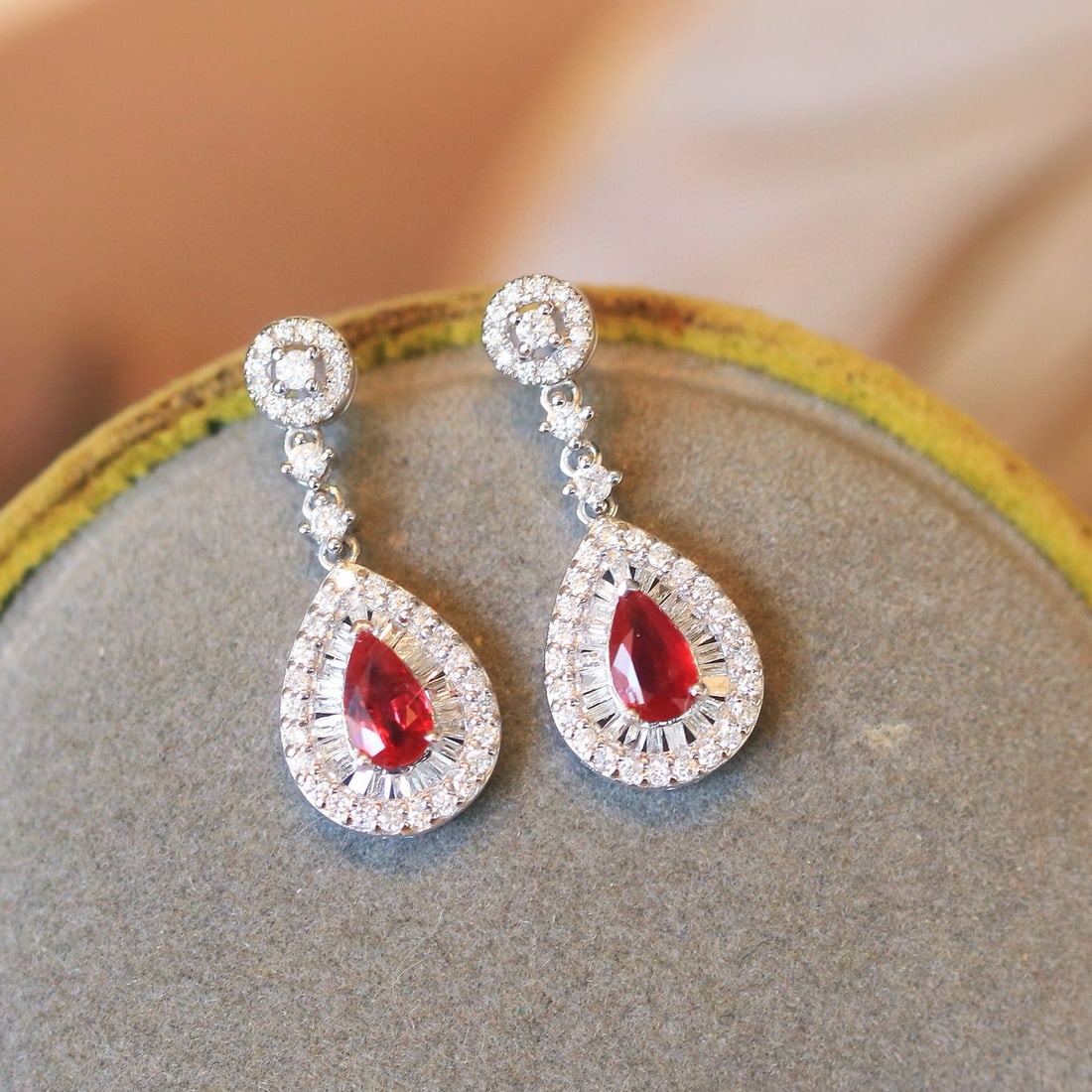14k Gold 1.06 Ctw Natural Ruby & Diamond Earrings: Ref:230981106 / / gold content:14k gold / / main gemstone:ruby / / shape:pear / / carat weight:0. 5ct / / color:pigeonblood red / / treatment:natural / / / / adjacent gemstone 2 : diamond / / shape:mu