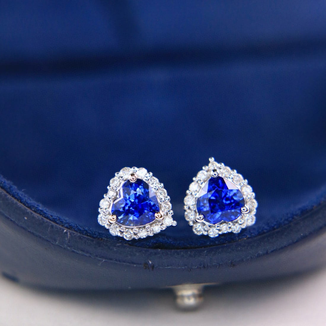 14k Gold 1.92 Ctw Natural Sapphire & Diamond Earrings: Ref:230981110 / / gold content:14k gold / / main gemstone:sapphire / / shape:heart / / carat weight:1. 68ct / / color:cornflower blue / / treatment:natural / / / / adjacent gemstone 2 : diamond / /