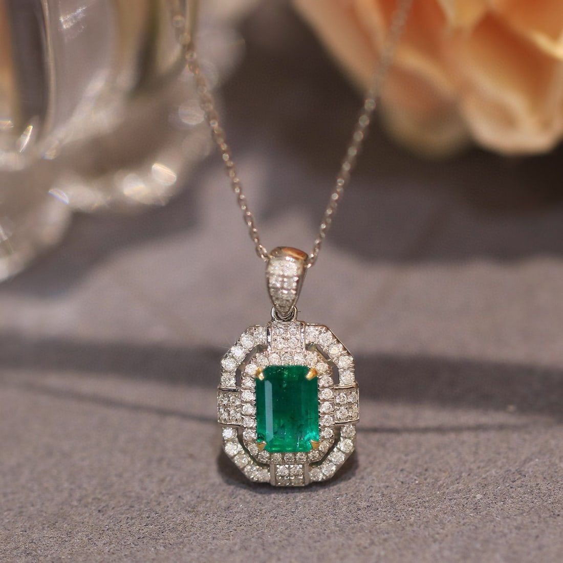 14k Gold 1.41 Ctw Vivid Green Natural Emerald & Diamond Pendant( Without Chain ): Ref:230981125 / / gold content:14k gold / / main gemstone:emerald / / shape:octagonal / / carat weight:1ct / / color:vivid green / / treatment:natural / / / / adjacent gemstone 2 : diamond / /