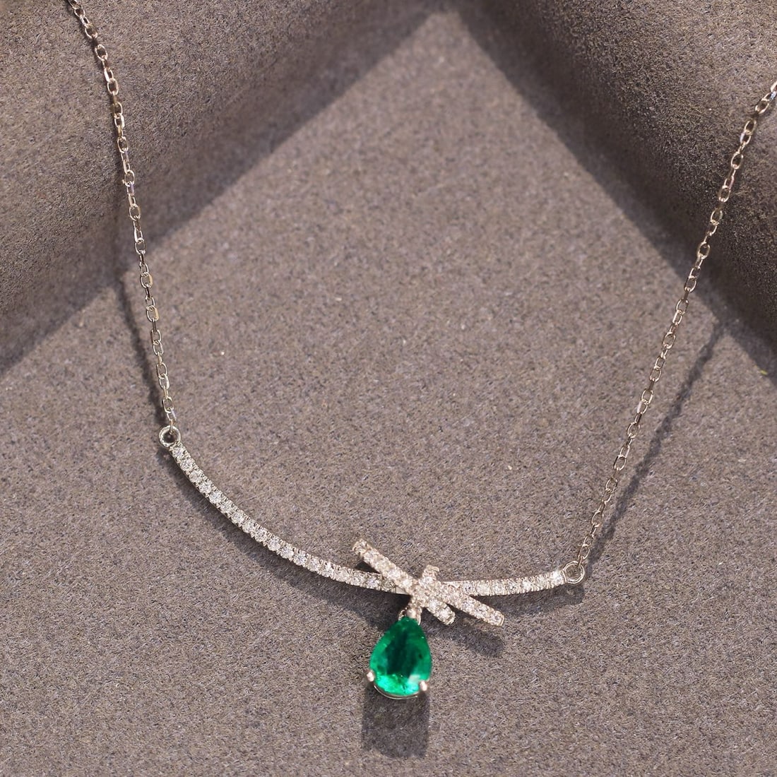 14k Gold 0.68 Ctw Vivid Green Natural Emerald & Diamond Necklace: Ref:230981127 / / gold content:14k gold / / main gemstone:emerald / / shape:pear / / carat weight:0. 47ct / / color:vivid green / / treatment:natural / / / / adjacent gemstone 2 : diamond / /