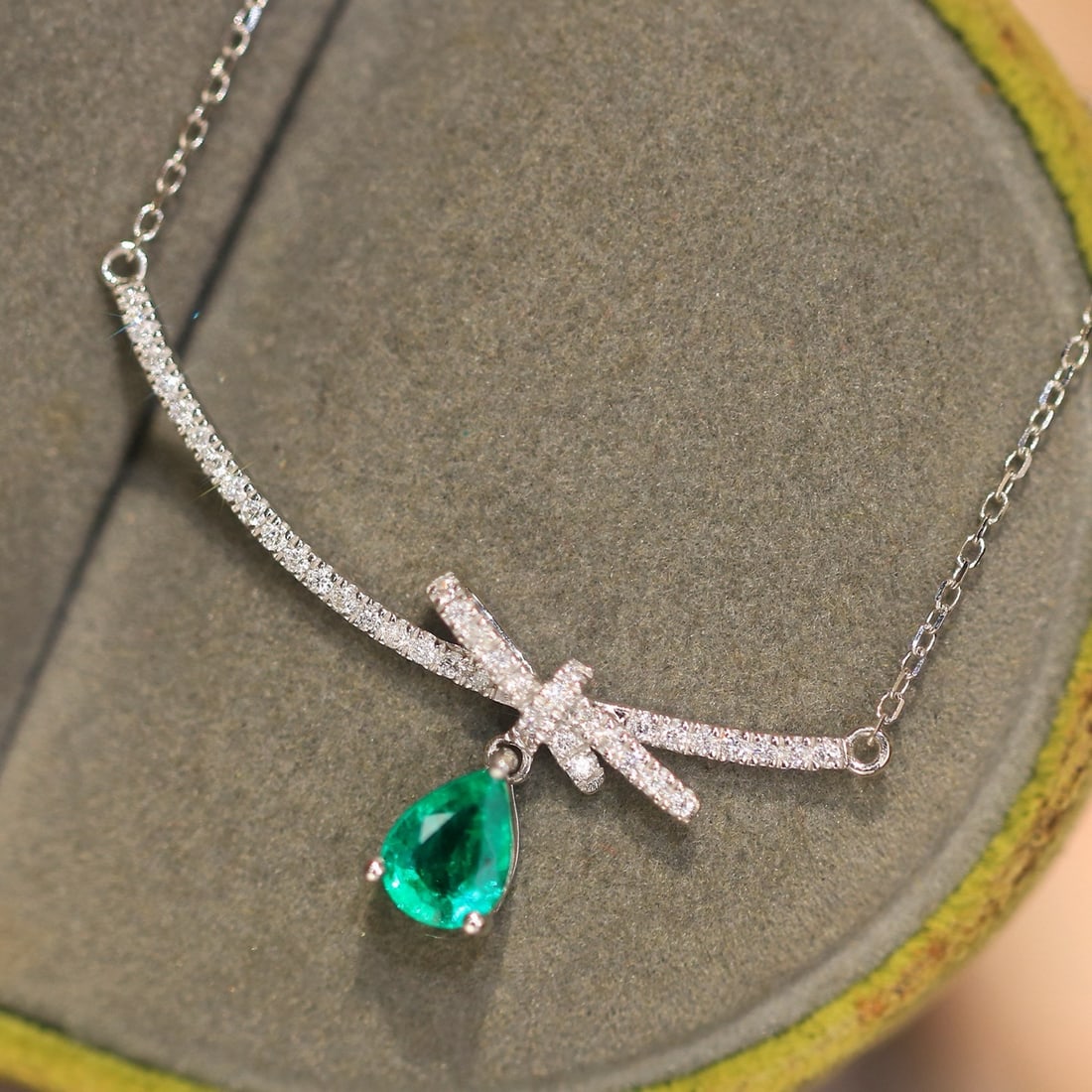 14k Gold 0.68 Ctw Vivid Green Natural Emerald & Diamond Necklace - 3