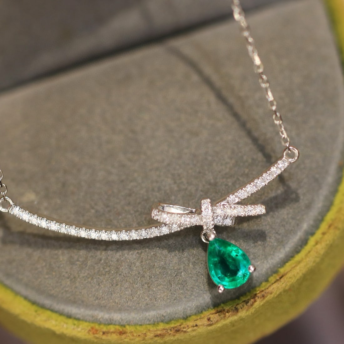 14k Gold 0.68 Ctw Vivid Green Natural Emerald & Diamond Necklace - 4