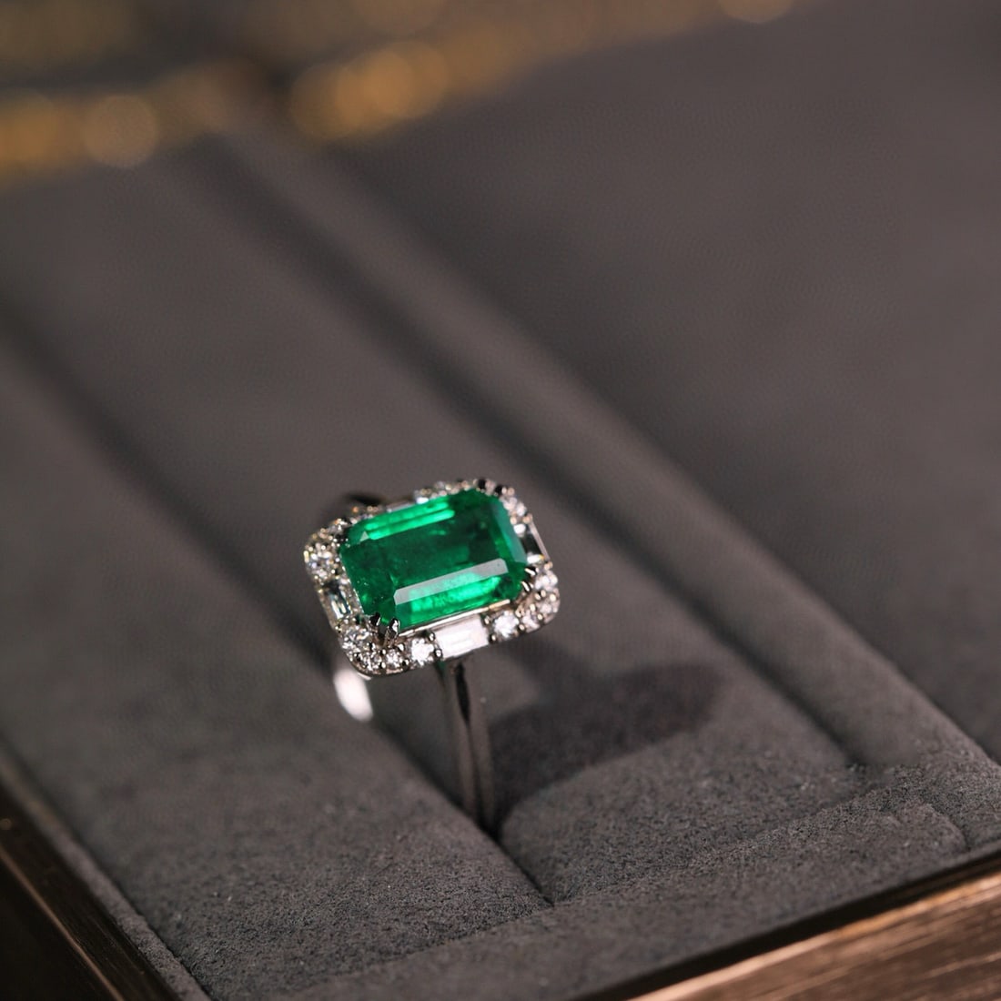 14k Gold 1.37 Ct Vivid Green Natural Emerald & Diamond Ring - 2