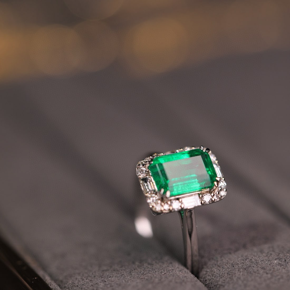 14k Gold 1.37 Ct Vivid Green Natural Emerald & Diamond Ring - 3