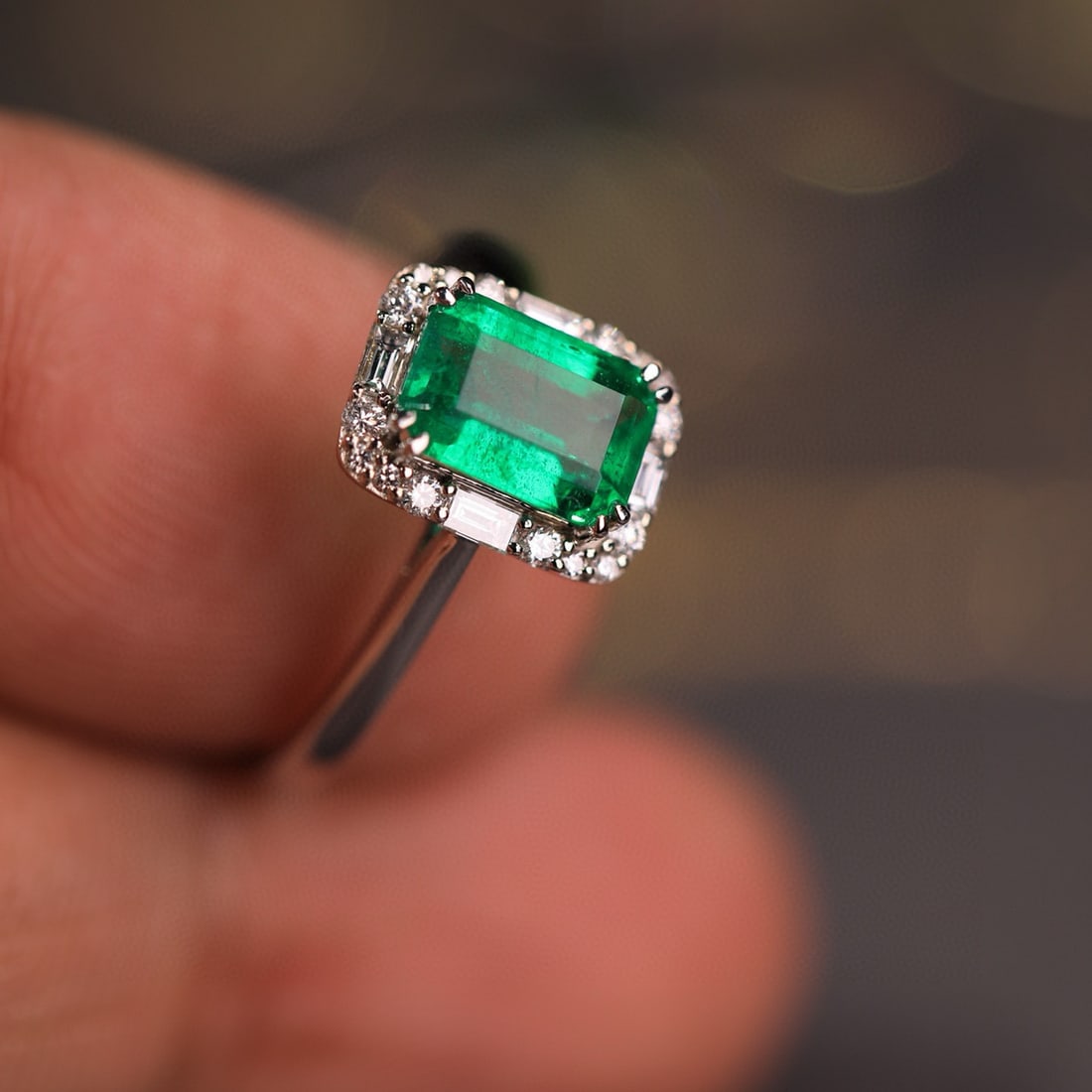 14k Gold 1.37 Ct Vivid Green Natural Emerald & Diamond Ring - 7