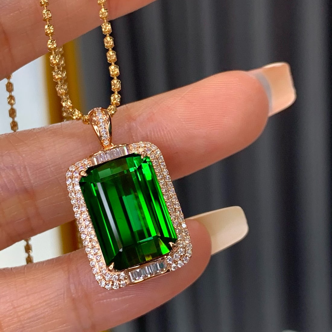 14k Gold 13.33 Ctw Natural Tourmaline & Diamond Pendant( Without Chain ): Ref:230981131 / / gold content:14k gold / / main gemstone:tourmaline / / shape:octagonal / / carat weight:12. 84ct / / color:green / / treatment:natural / / / / adjacent gemstone 2 : diamond / / shape