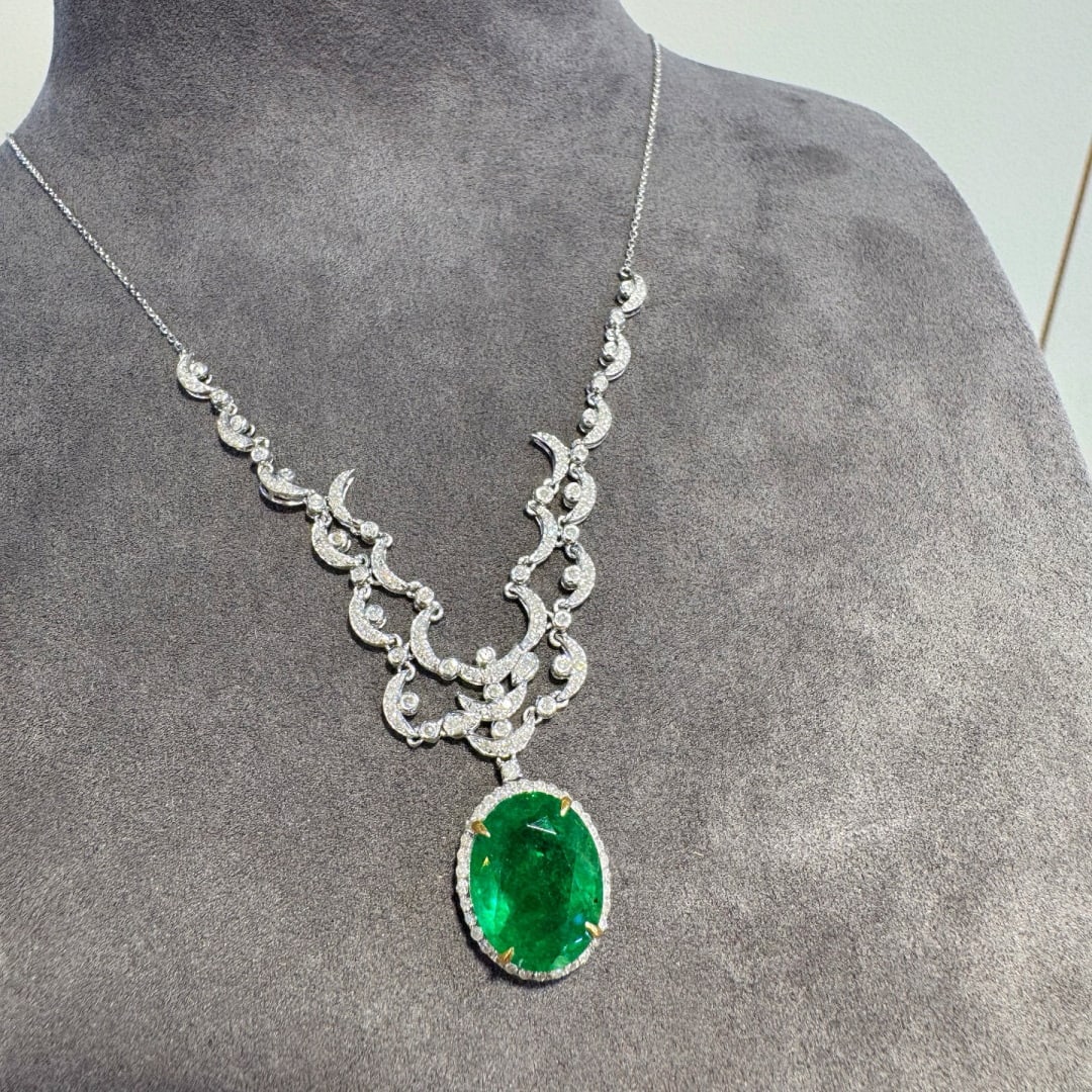 14k Gold 5.7 Ct Vivid Green Natural Emerald & Diamond Necklace: Ref:230981139 / / gold content:14k gold / / main gemstone:emerald / / shape:oval / / carat weight:5. 7ct / / color:vivid green / / treatment:natural / / / / adjacent gemstone 2 : diamond / /