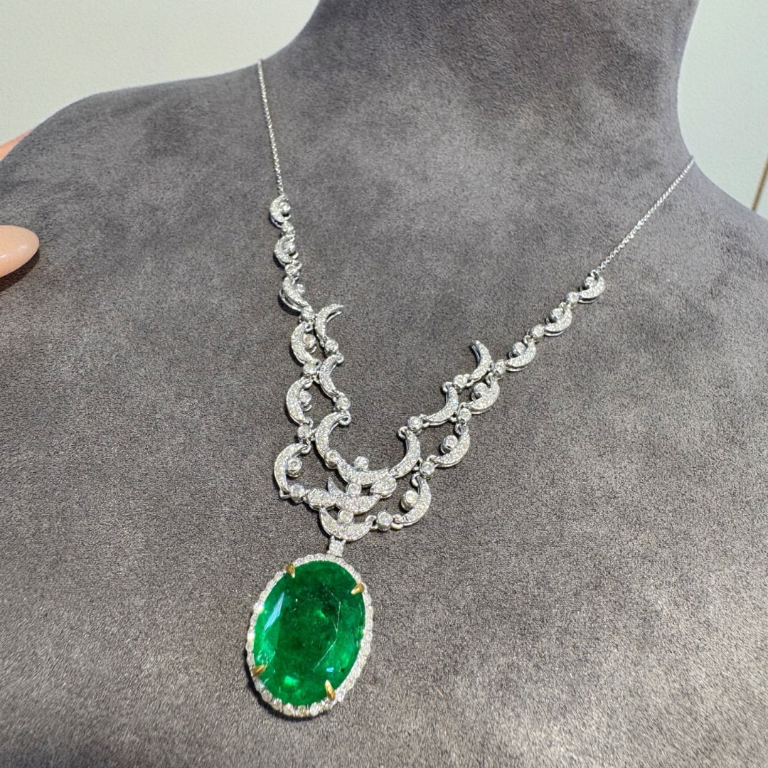 14k Gold 5.7 Ct Vivid Green Natural Emerald & Diamond Necklace - 2