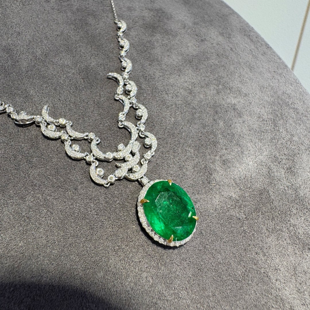 14k Gold 5.7 Ct Vivid Green Natural Emerald & Diamond Necklace - 3