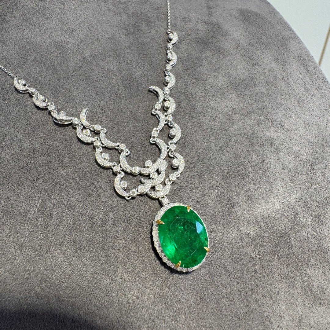 14k Gold 5.7 Ct Vivid Green Natural Emerald & Diamond Necklace - 4
