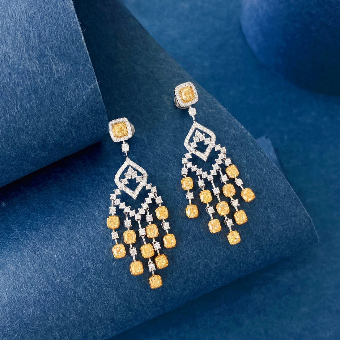 14k Gold 3.36 Ctw Natural Yellow Diamond & Diamond Earrings: Ref:230981146 / / gold content:14k gold / / main gemstone:yellow diamond / / shape:cushion / / carat weight:2. 5ct / / color:yellow / / treatment:natural / / / / adjacent gemstone 2 : diamond / /